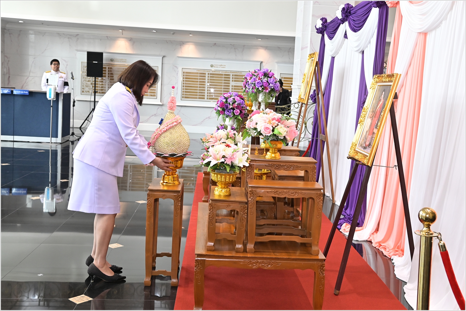 กรมบังคับคดีร่วมพิธีวางพุ่มดอกไม้ถวายสักการะสมเด็จพระเจ้าภคินีเธอ เจ้าฟ้าเพชรรัตนราชสุดา สิริโสภาพัณณวดี เนื่องในโอกาสวันคล้ายวันประสูติ ครบ 100 ปี